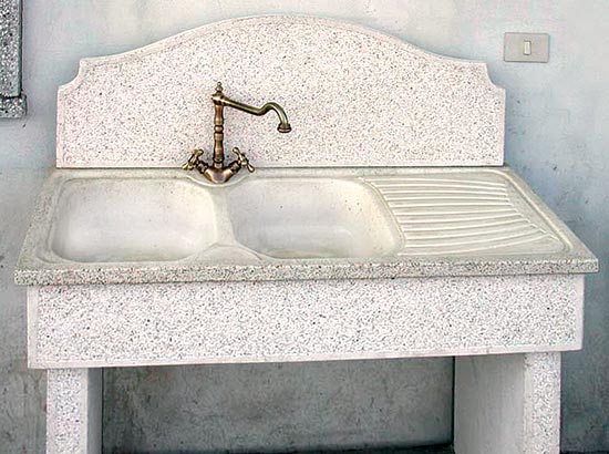 Lavandino levigato e bocciardato completo per esterni in cemento e graniglia di marmo. Disponibili vari modelli.