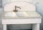 Lavandino levigato e bocciardato completo per esterni in cemento e graniglia di marmo. Disponibili vari modelli.