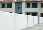 Recinzioni prefabbricate in Cemento liscio Grigio. Le recinzioni vengono anche eseguite con l'applicazione di sagome in polistirolo oppure gomma, aventi forme e disegni richieste dal cliente.